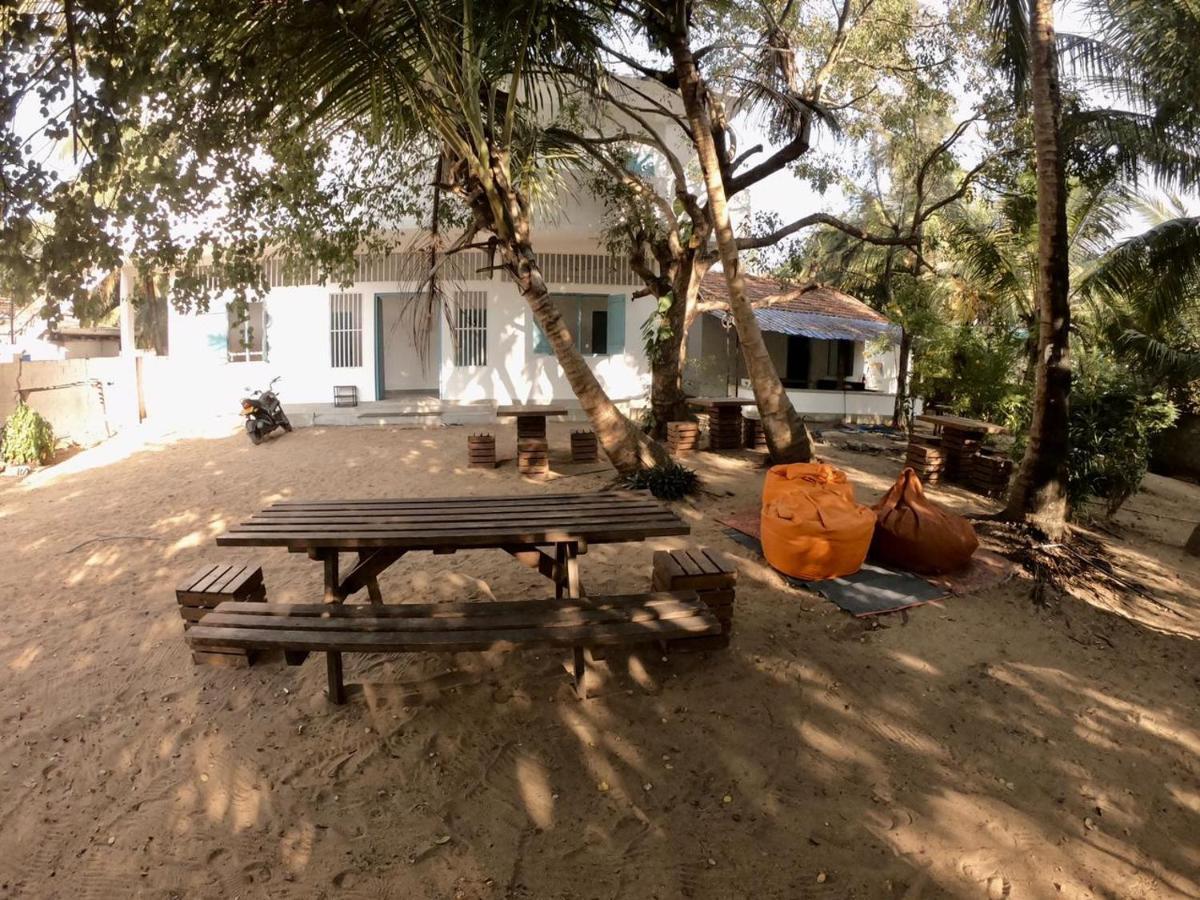 Hangover Hostels Baía de Arugam Exterior foto