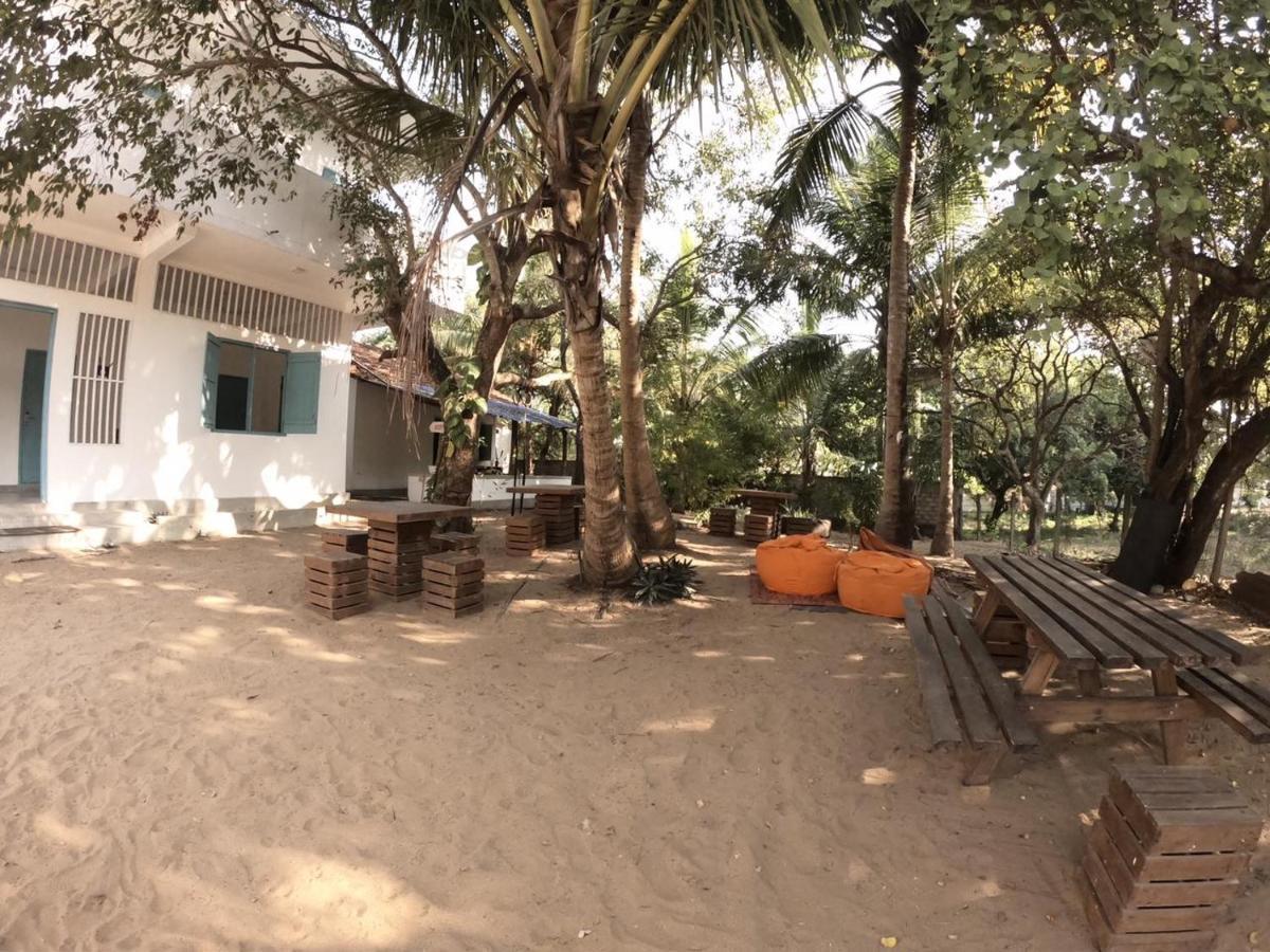 Hangover Hostels Baía de Arugam Exterior foto